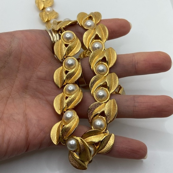 Vtg Gold Tone an Faux Pearl Articulated Leaf Link Necklace 17” - Picture 2 of 6